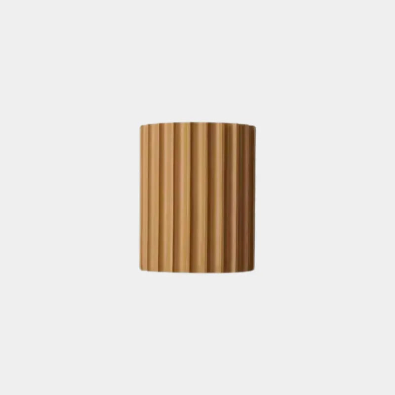 Applique murale LED minimaliste en résine Macaron de Luminaire Essenza, design nordique, couleur marron et blanc chaud.