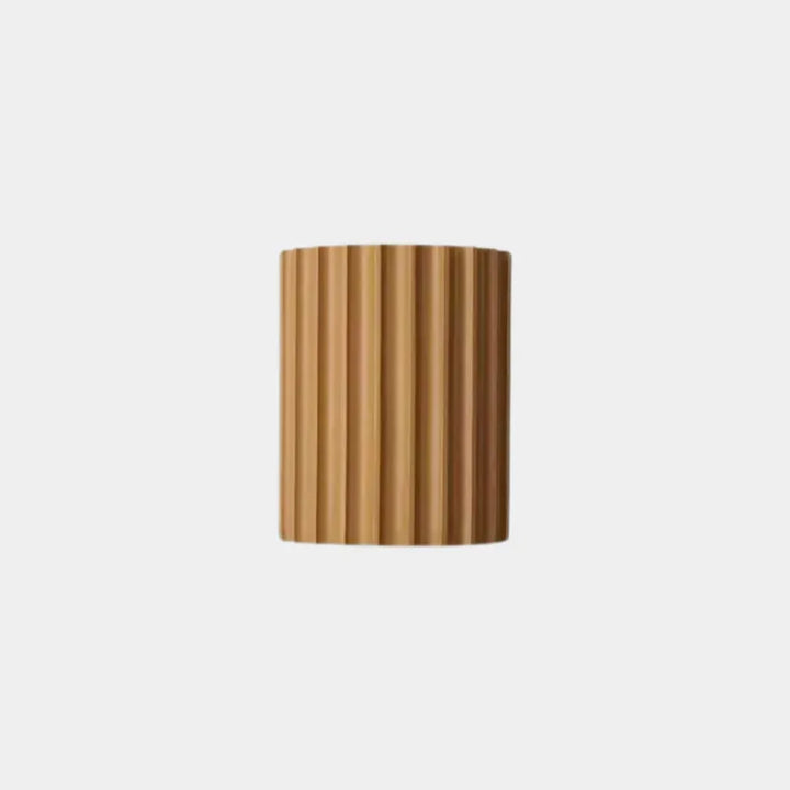 Applique murale LED minimaliste en résine Macaron de Luminaire Essenza, design nordique, couleur marron et blanc chaud.