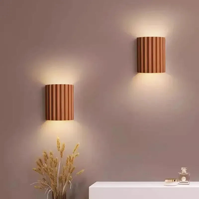 Applique murale LED minimaliste en résine macaron vert et blanc, style nordique, éclairage chaud, design moderne et épuré.