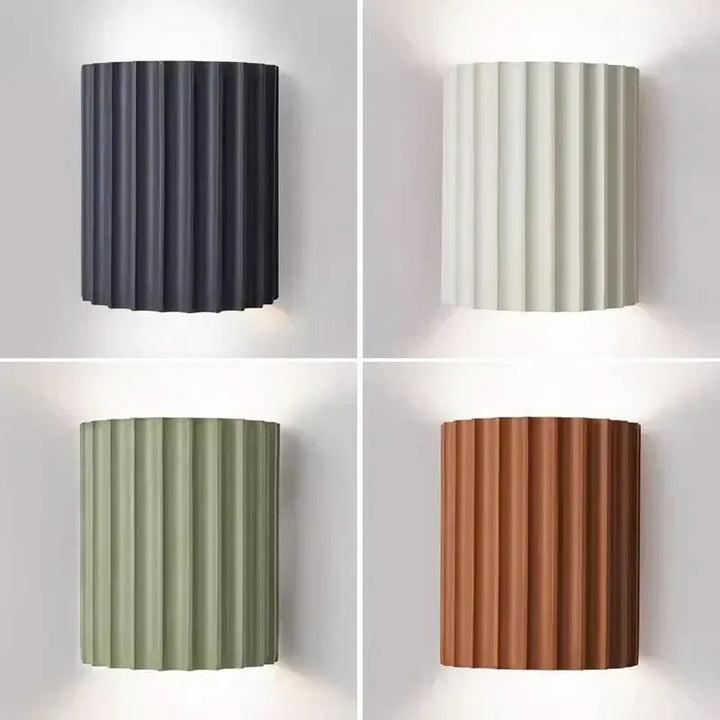 Applique murale LED minimaliste en résine Macaron vert et blanc, style nordique, éclairage chaud, de la marque Luminaire Essenza.