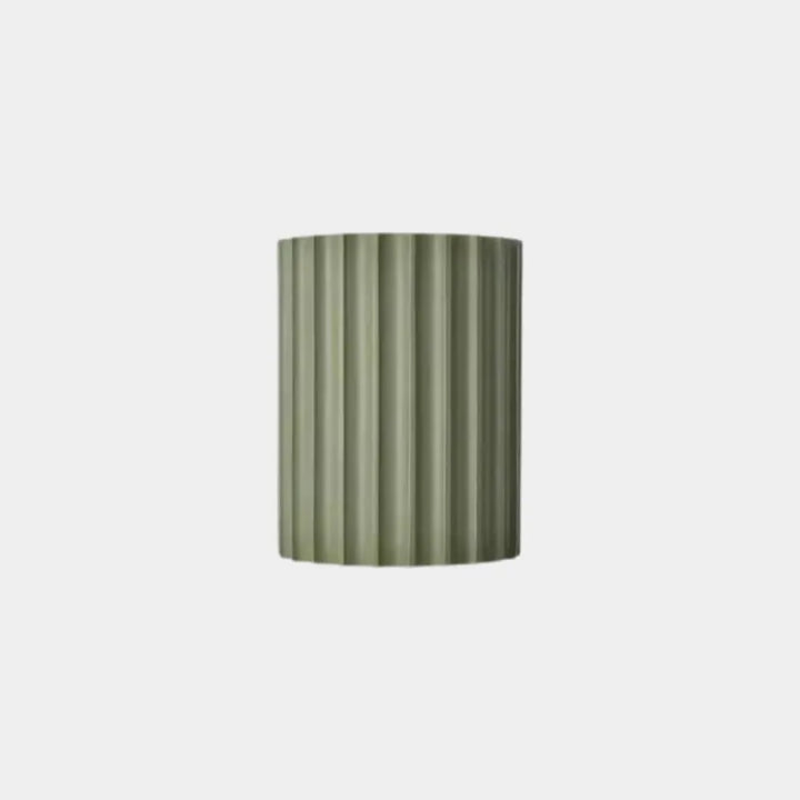 Applique murale LED minimaliste en résine Macaron vert et blanc, style nordique, de la marque Luminaire Essenza, éclairage chaud.