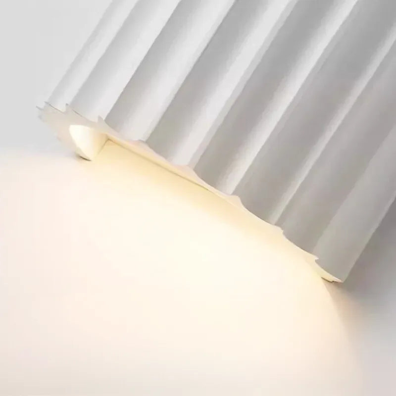 Applique murale LED minimaliste en résine de style nordique, design Macaron vert et blanc, éclairage chaud.