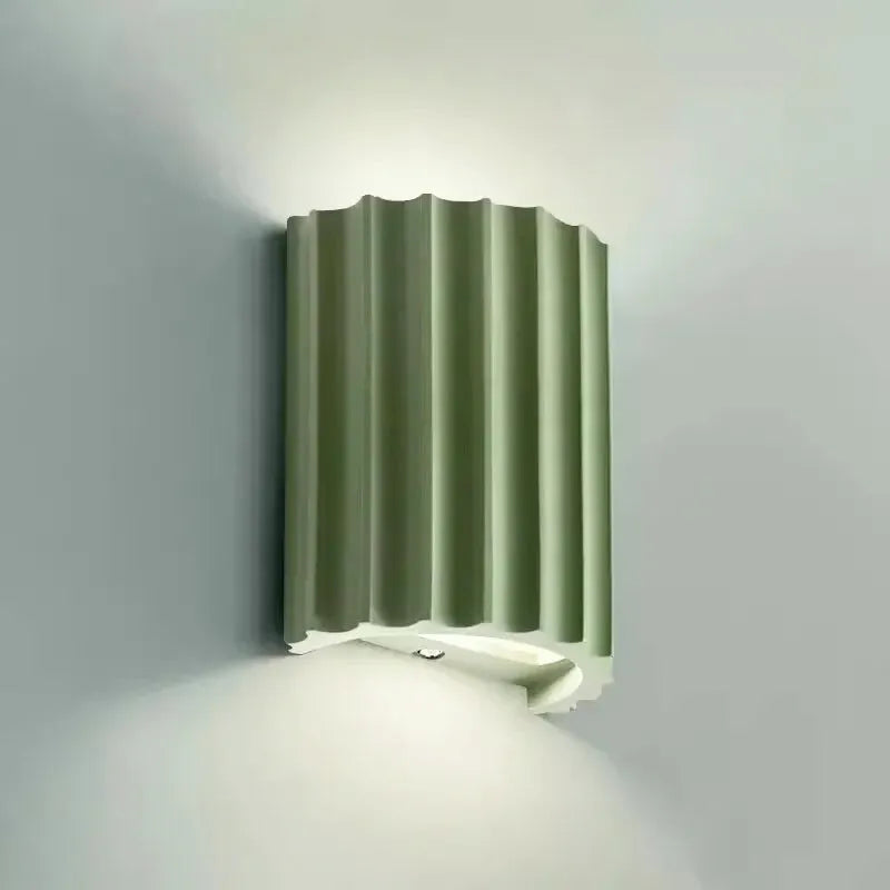 Applique murale LED minimaliste en résine Macaron verte et blanche, style nordique, par Luminaire Essenza.