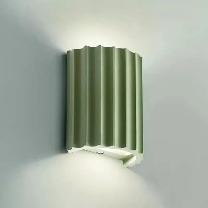 Applique murale LED minimaliste en résine Macaron verte et blanche, style nordique, par Luminaire Essenza.