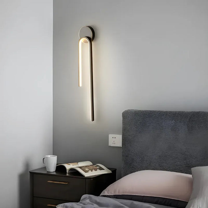 Applique murale LED minimaliste nordique Luminaire Essenza avec lumière blanche chaude, design décoratif moderne.