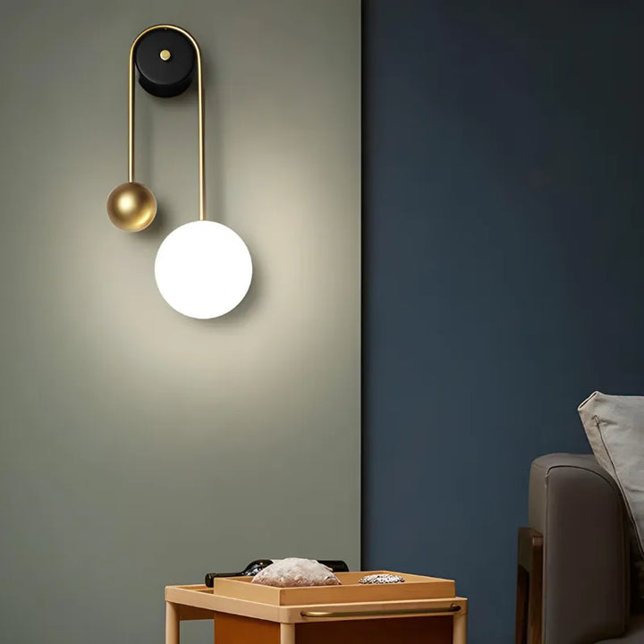 Applique murale LED minimaliste et décorative Luminaire Essenza en forme de sphère blanche chaude, design nordique moderne.