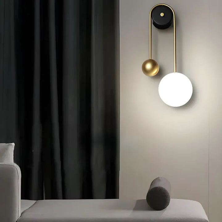 Applique murale LED minimaliste et décorative en forme de sphère blanche avec lumière chaude, par Luminaire Essenza.