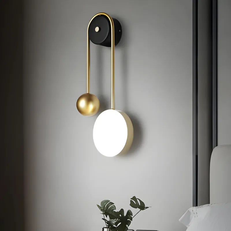Applique murale LED minimaliste blanche en forme de sphère, lumière blanc chaud, design nordique et décoratif de Luminaire Essenza