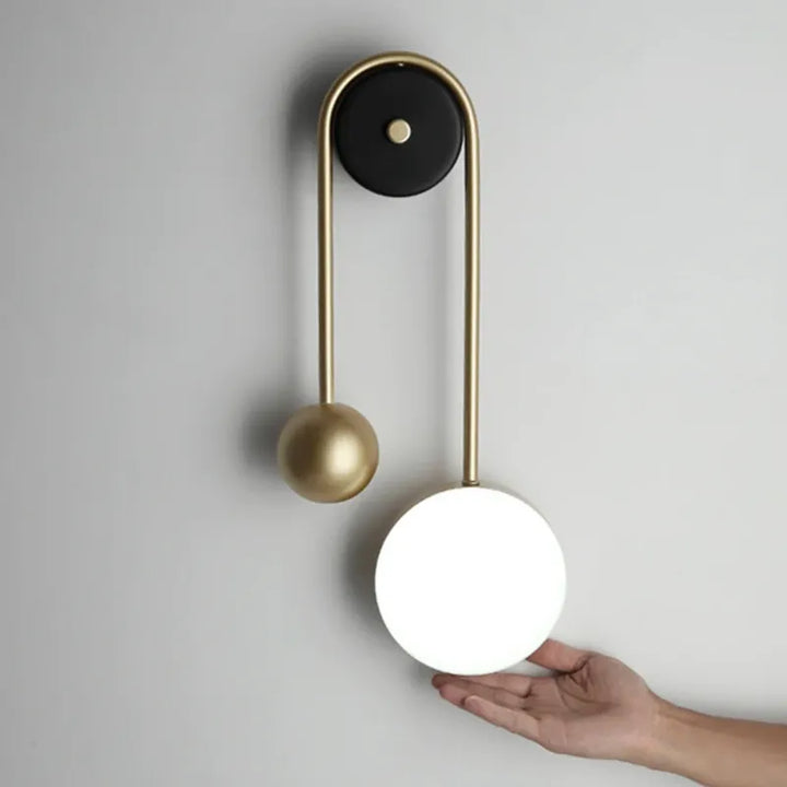 Applique murale LED minimaliste et décorative Luminaire Essenza en forme de sphère, blanche avec lumière blanc chaud 2700-3500K.