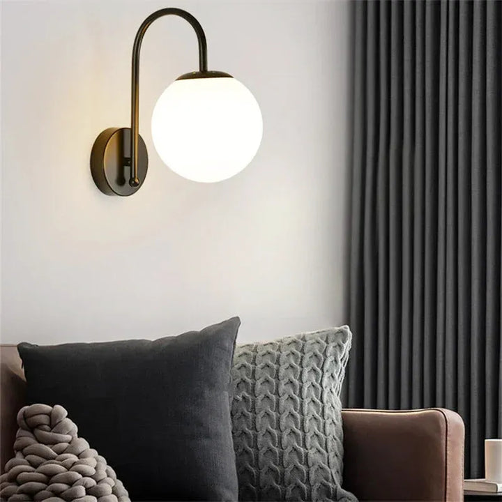 Applique murale LED minimaliste et décorative de style nordique, sphérique, finition noire, parfaite pour un éclairage moderne.