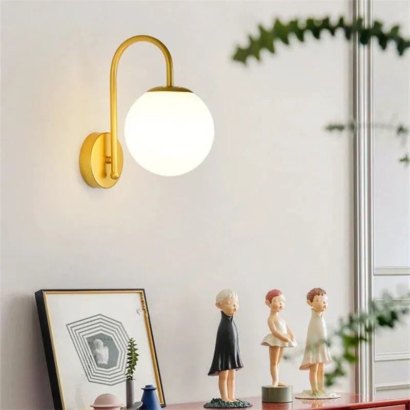 Applique murale LED spherique minimaliste nordique décorative en or, éclairage moderne pour intérieur élégant.