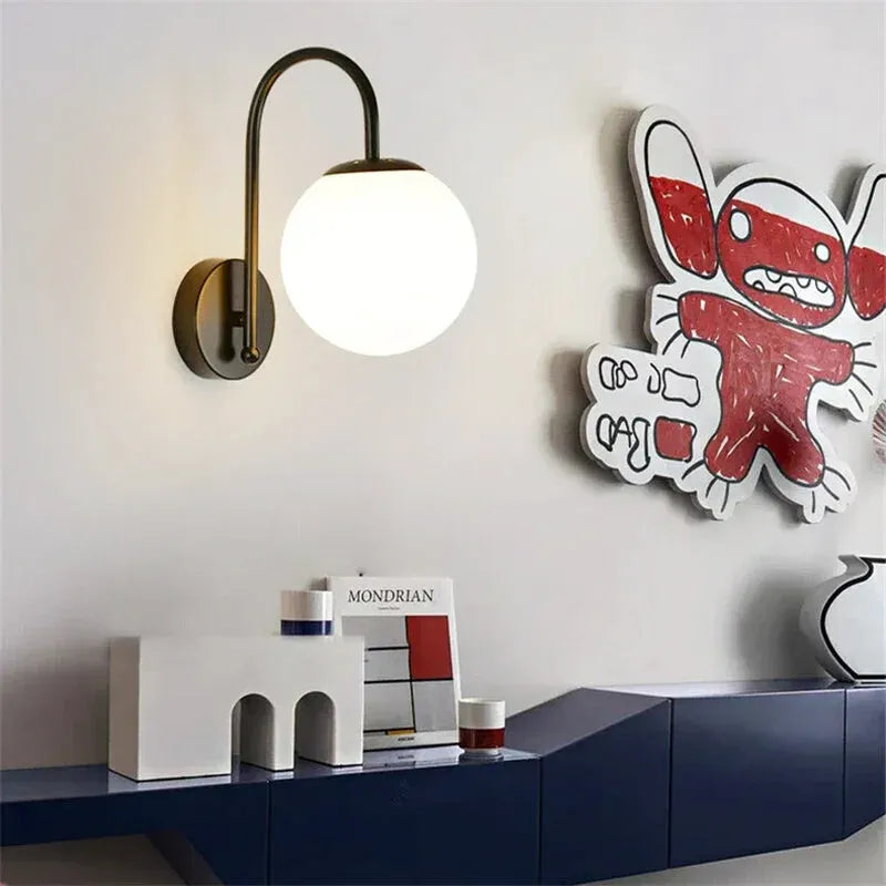 Applique murale LED sphérique minimaliste et décorative de style nordique, en or, pour un éclairage moderne et élégant.