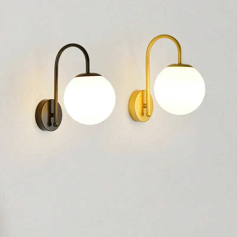 Applique murale LED minimaliste et décorative de style nordique, sphérique, en or, par Luminaire Essenza.