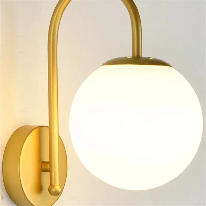 Applique murale LED minimaliste et décorative de style nordique, sphérique, finition or, par Luminaire Essenza.