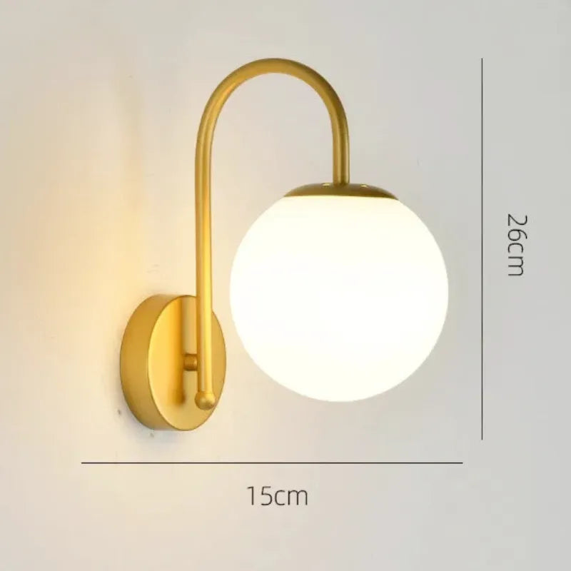 Applique murale LED minimaliste et décorative de style nordique, sphérique, finition or, éclairage moderne pour intérieur.