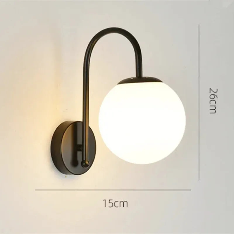 Applique murale LED minimaliste et décorative de style nordique, sphérique, en finition or, conçue par Luminaire Essenza.