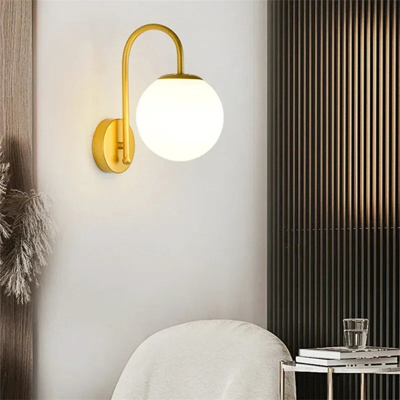 Applique murale LED sphérique minimaliste et décorative de style nordique, fabriquée par Luminaire Essenza.