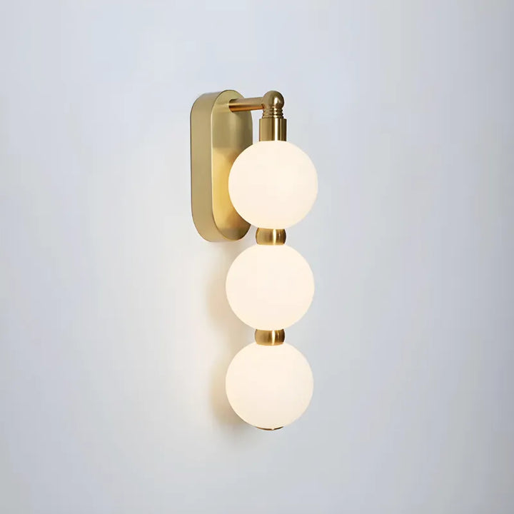 Applique murale LED minimaliste et décorative Luminaire Essenza avec trois sphères, couleurs ajustables, style nordique.