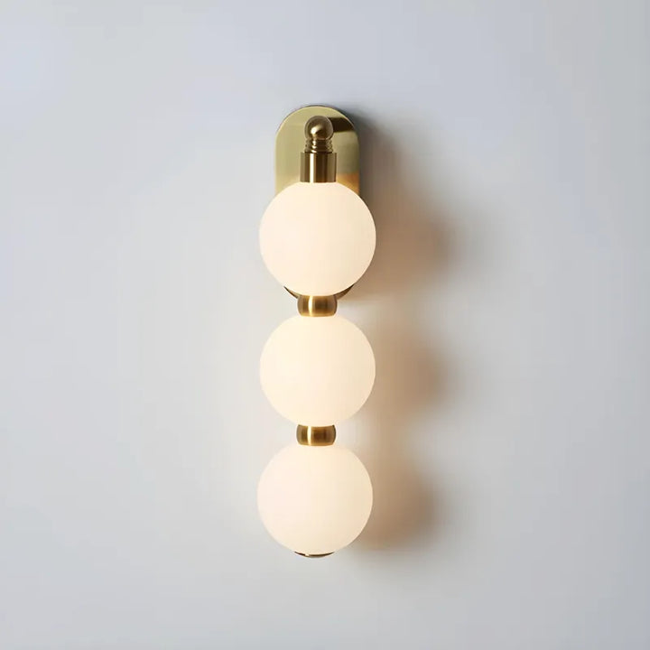 Applique murale LED minimaliste Luminaire Essenza avec trois sphères, éclairage ajustable et design nordique décoratif.