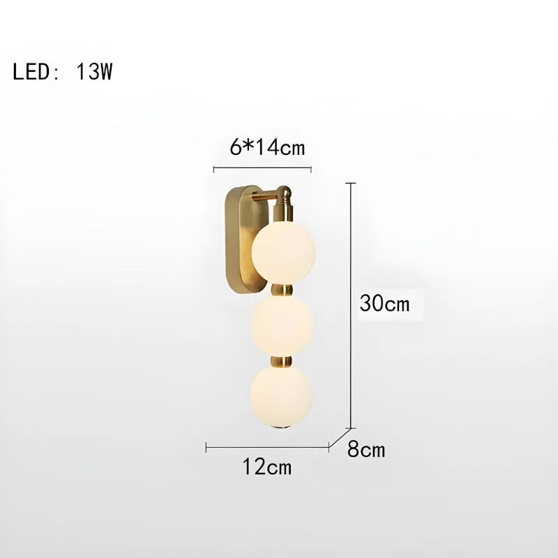 Applique murale LED minimaliste Nordique Luminaire Essenza avec trois sphères colorées ajustables, design décoratif moderne.