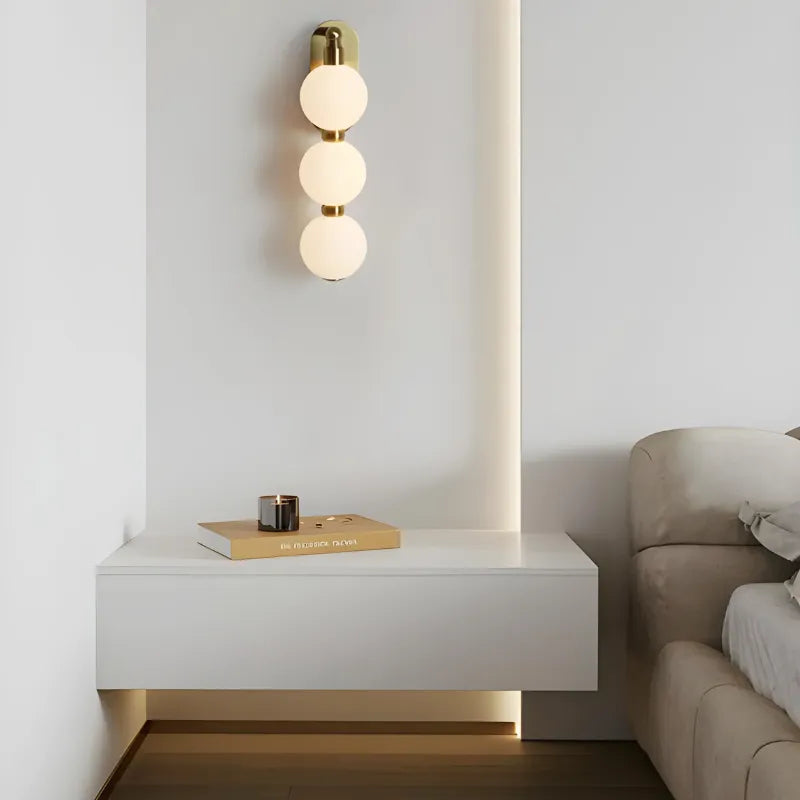 Applique murale LED minimaliste nordique Luminaire Essenza avec trois sphères, couleurs ajustables, design décoratif moderne.