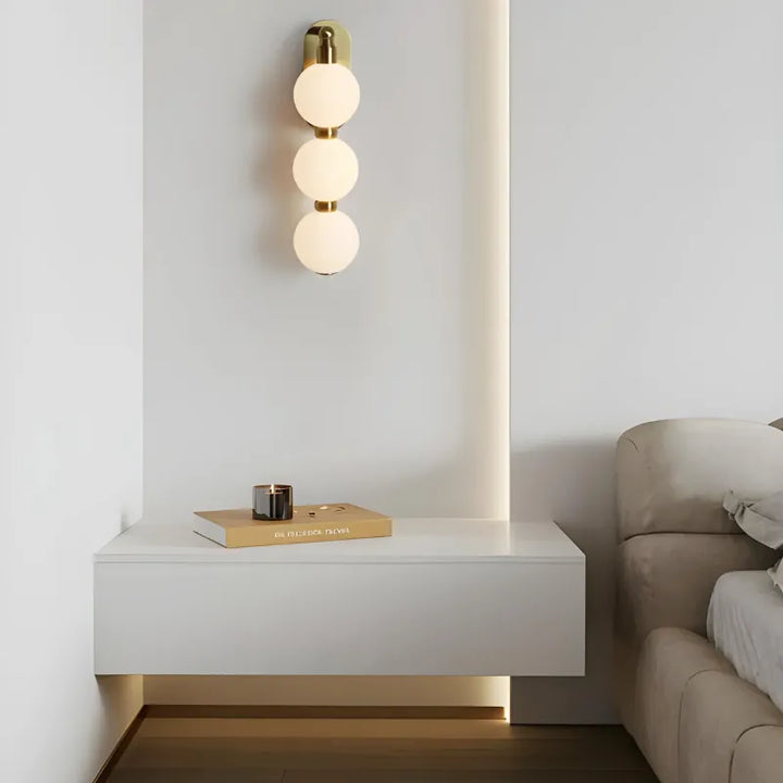 Applique murale LED minimaliste nordique Luminaire Essenza avec trois sphères, couleurs ajustables, design décoratif moderne.