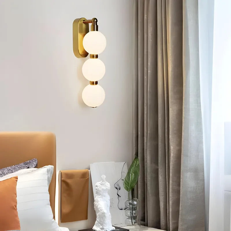 Applique murale LED minimaliste Luminaire Essenza avec trois sphères, couleurs ajustables, design nordique décoratif.