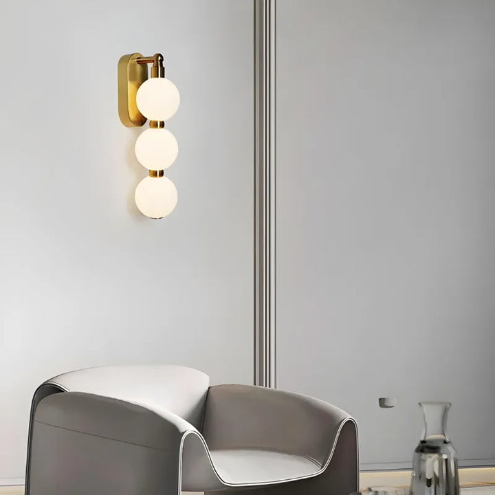 Applique murale LED minimaliste avec trois sphères, design nordique décoratif, couleurs ajustables, marque Luminaire Essenza