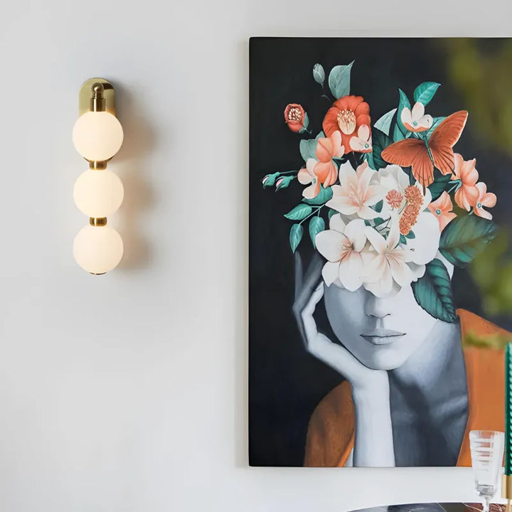 Applique murale LED minimaliste et décorative Luminaire Essenza avec trois sphères, couleurs ajustables, style nordique.