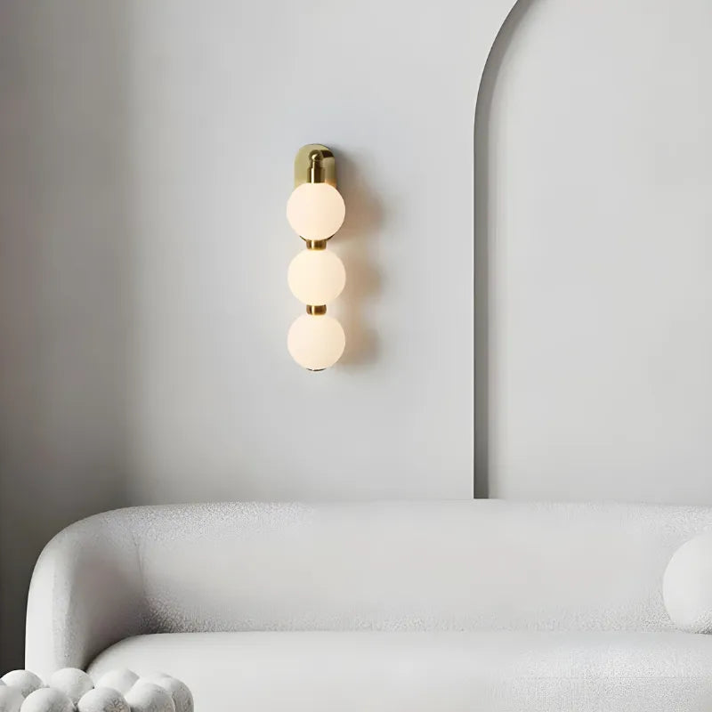 Applique murale LED minimaliste Nordique Luminaire Essenza avec triple sphère, couleurs ajustables, design décoratif élégant.