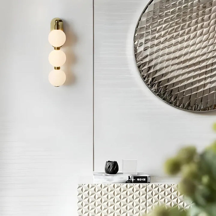 Applique murale LED minimaliste et décorative avec trois sphères, ajustable en trois couleurs, par Luminaire Essenza.