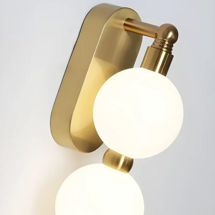 Applique murale LED minimaliste Nordique Luminaire Essenza avec trois sphères, couleurs ajustables, design décoratif moderne.