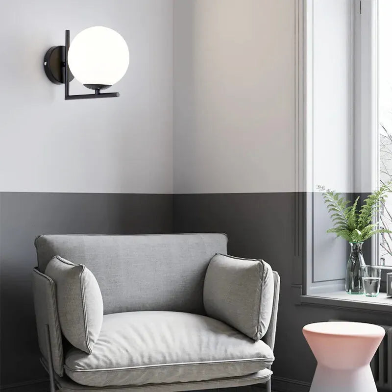 Applique murale LED minimaliste Nordique sphérique de Luminaire Essenza, avec finition en or, éclairage moderne et élégant pour intérieur.