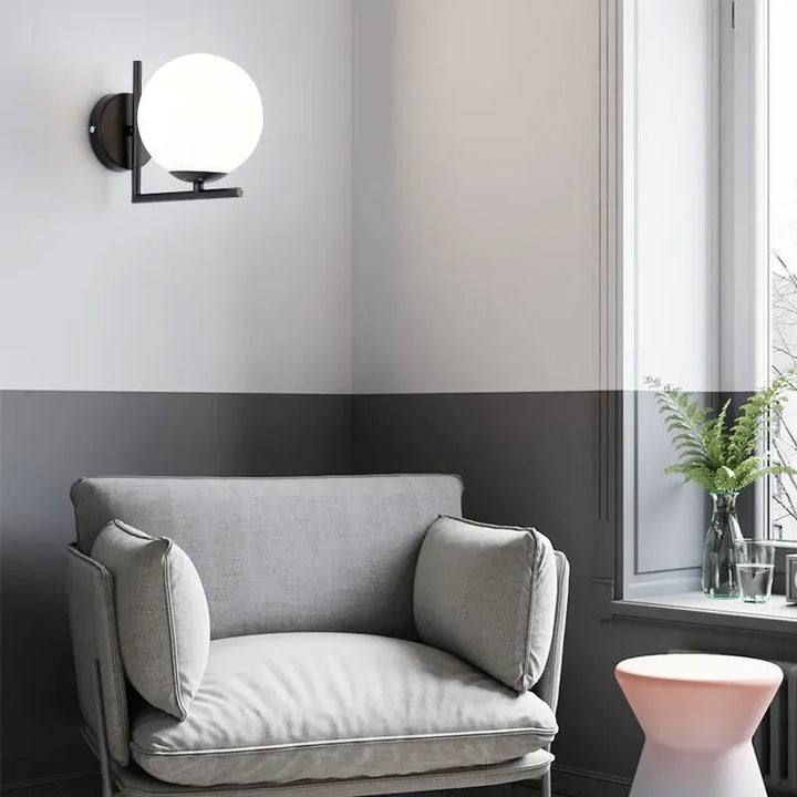 Applique murale LED minimaliste Nordique sphérique de Luminaire Essenza, avec finition en or, éclairage moderne et élégant pour intérieur.