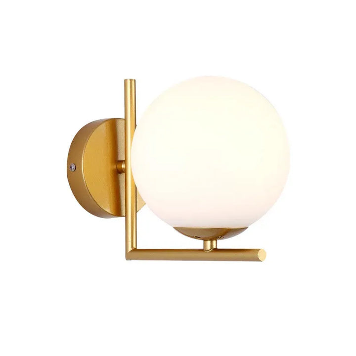 Applique murale LED minimaliste nordique sphérique Luminaire Essenza avec finition dorée, moderne et élégante pour décoration intérieure.
