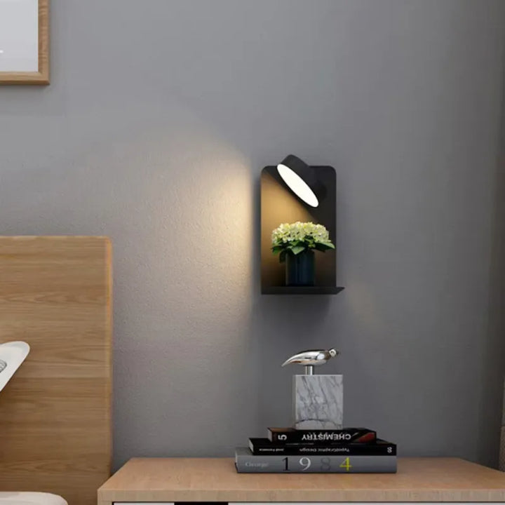 Applique murale LED moderne Luminaire Essenza avec port de chargement USB, éclairage élégant et pratique pour intérieur.