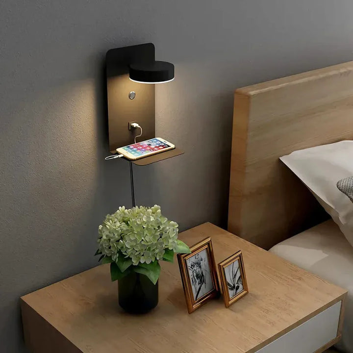 Applique murale LED moderne Luminaire Essenza avec port de chargement USB, design élégant et éclairage efficace.