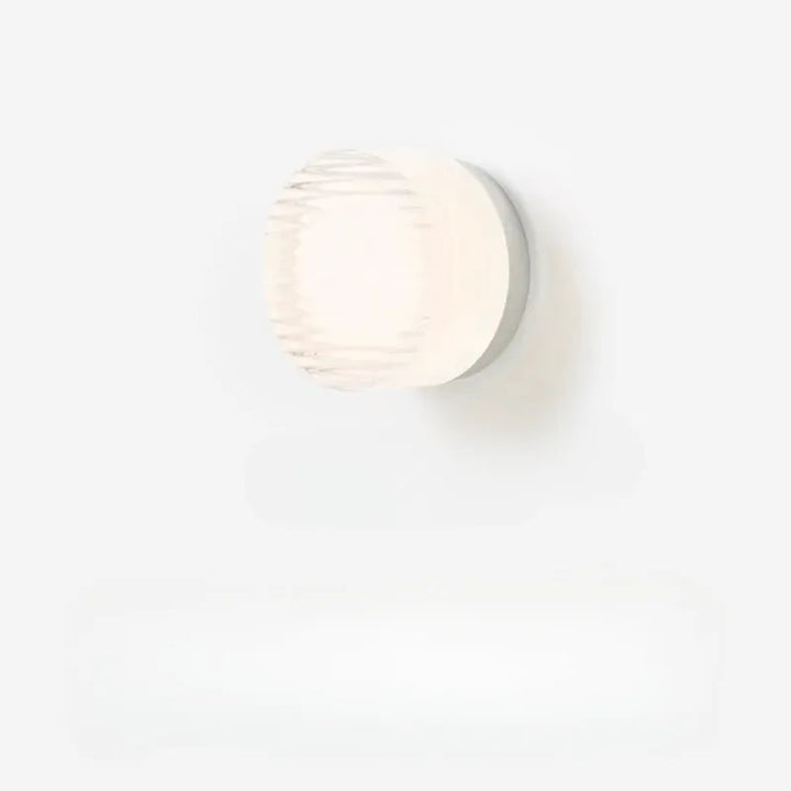 Applique murale LED moderne Luminaire Essenza, design cylindrique blanc chaud, éclairage décoratif pour intérieur.