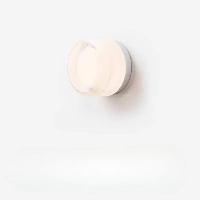 Applique murale LED moderne en cylindre blanc avec lumière chaude, luminaire décoratif élégant pour intérieur.