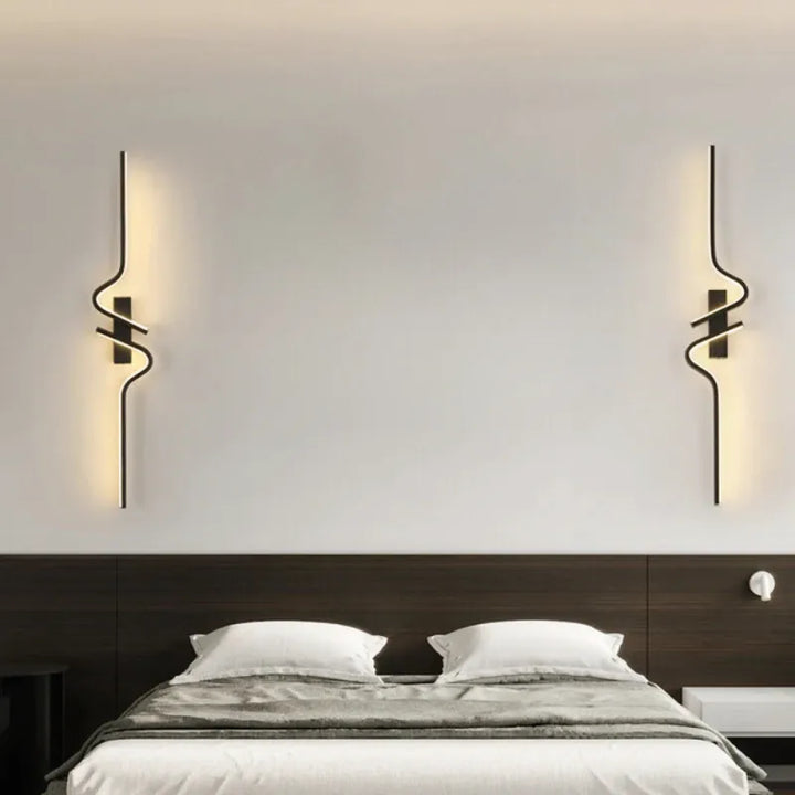Applique murale LED moderne de 60 cm, design décoratif et nordique, par Luminaire Essenza, installation gauche.