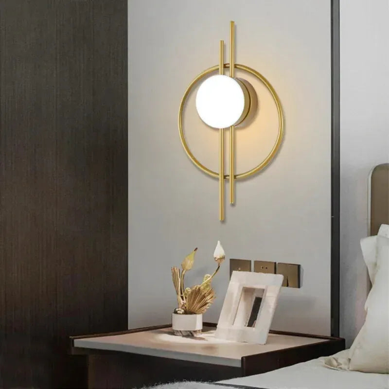 Applique murale LED moderne Luminaire Essenza en forme de sphère blanche avec lumière froide, design élégant pour intérieur.