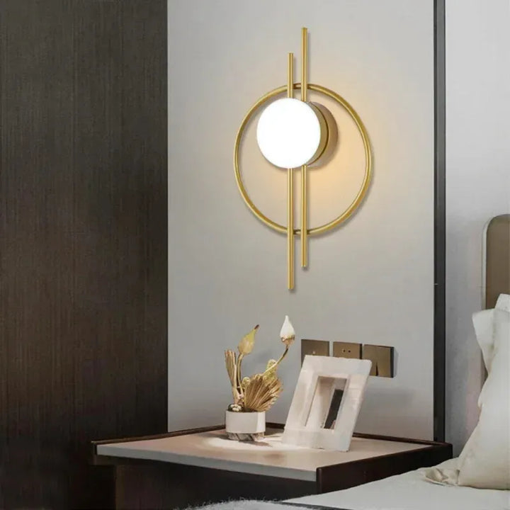 Applique murale LED moderne Luminaire Essenza en forme de sphère blanche avec lumière froide, design élégant pour intérieur.