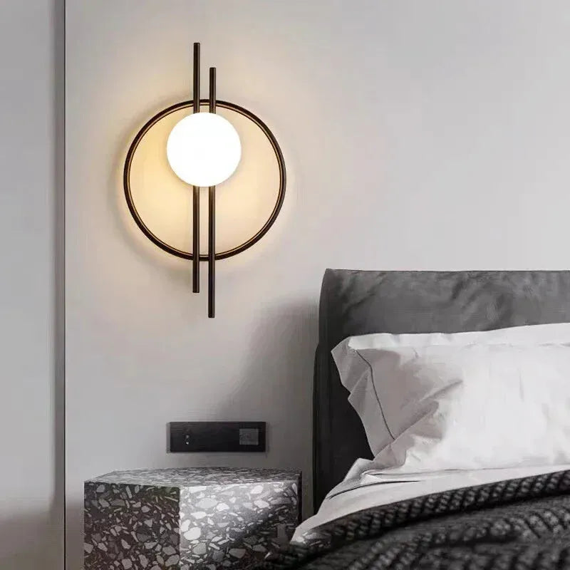 Applique murale LED moderne Luminaire Essenza en forme de sphère blanche avec lumière froide.