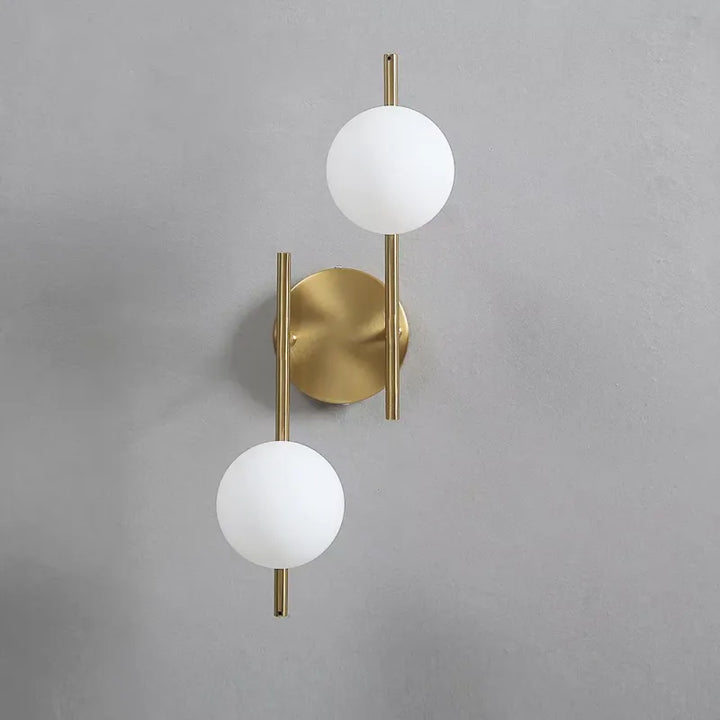 Applique murale LED moderne en verre et métal, design double sphère, finition dorée, éclairage élégant pour intérieur.