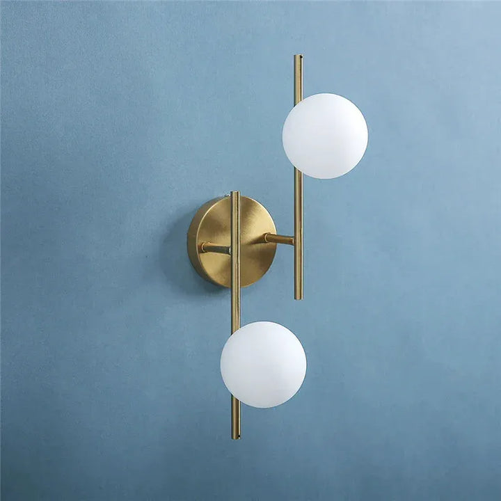 Applique murale LED moderne en verre et métal avec double sphère, finition or, design élégant pour décoration intérieure.