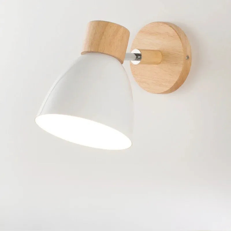 Applique murale LED moderne nordique en fer blanc avec ampoule, style minimaliste et design épuré pour décoration intérieure.