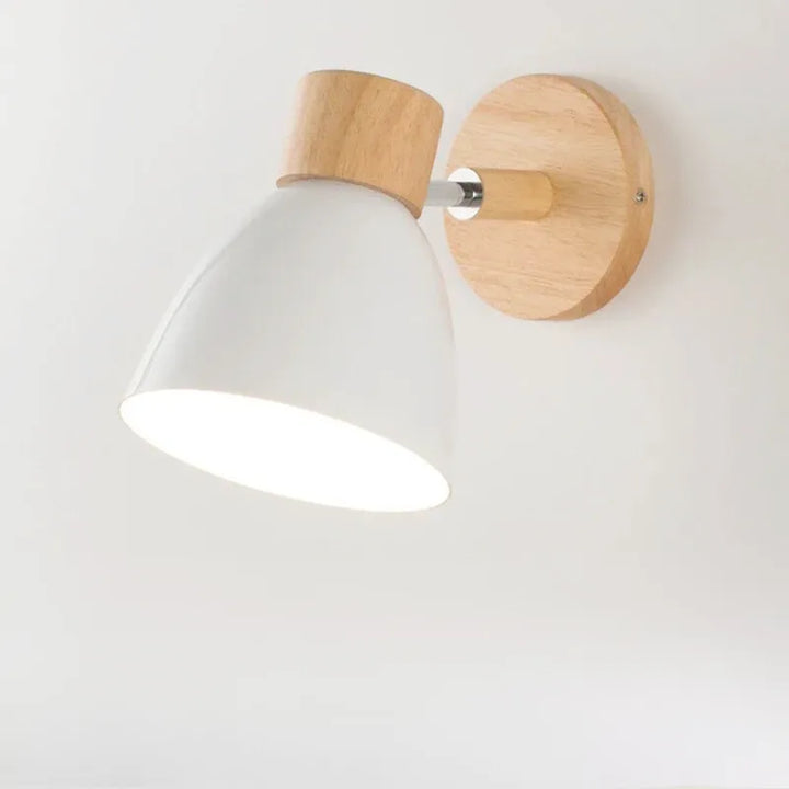 Applique murale LED moderne nordique en fer blanc avec ampoule, style minimaliste et design épuré pour décoration intérieure.