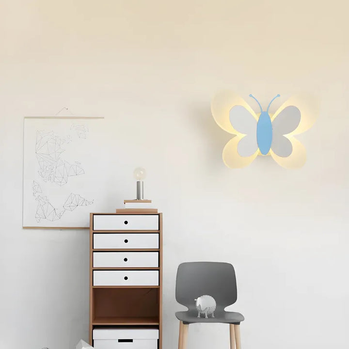 Applique murale LED moderne en forme de papillon, Luminaire Essenza, éclairage élégant pour décoration intérieure.