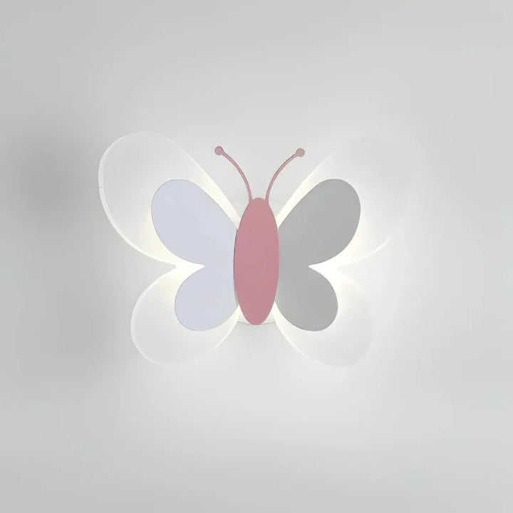 Applique murale LED moderne en forme de papillon blanc froid, conçue par Luminaire Essenza, pour un éclairage élégant.