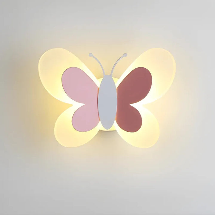 Applique murale LED moderne en forme de papillon blanc chaud, design élégant pour décoration intérieure.